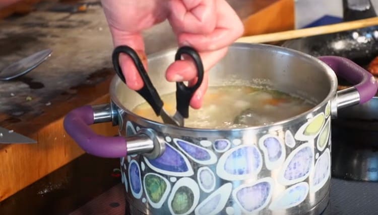 Le patate nell'orecchio possono essere tagliate in pezzi più piccoli usando le forbici da cucina.