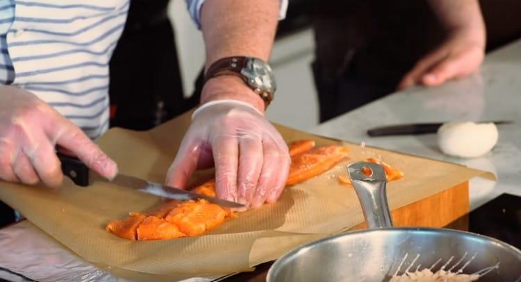 Tagliare il filetto di pesce rosso in piccoli pezzi.