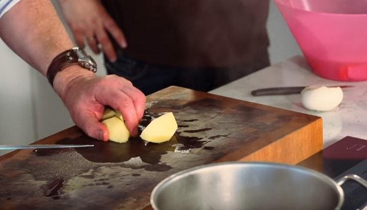 Tritare grossolanamente le patate e aggiungerle al brodo.