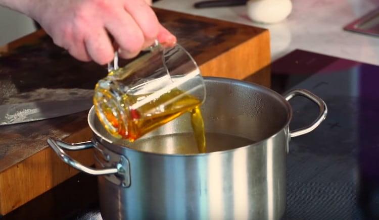 A questo punto, aggiungi un po 'di acqua allo zafferano all'orecchio.