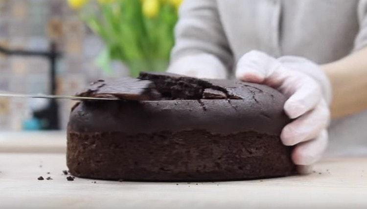 Dalle torte raffreddate tagliamo i cappelli.