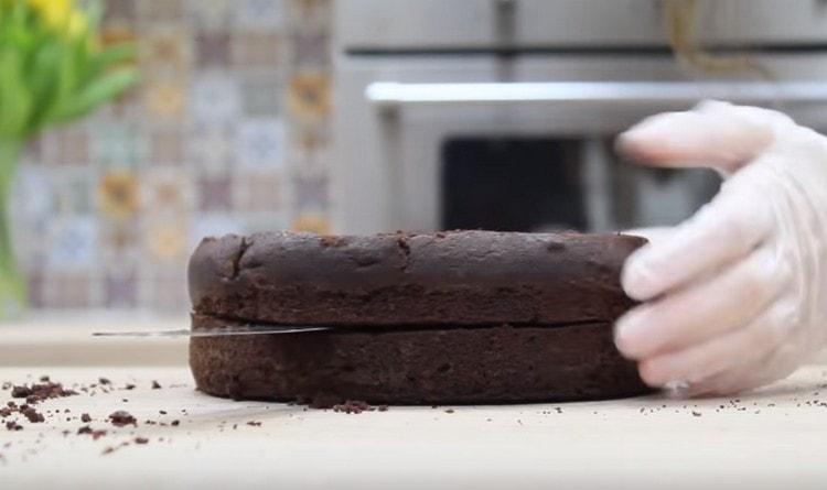 Ogni torta è tagliata a metà.