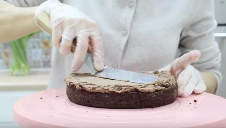 Distribuiamo le torte con uno spesso strato di crema.