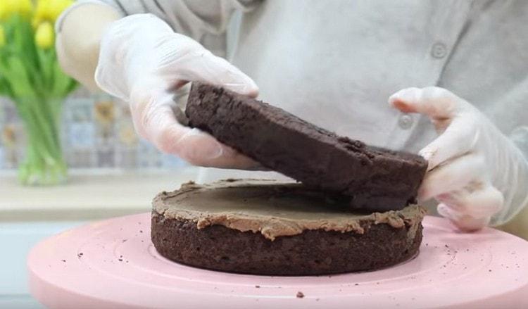 Formiamo una torta, piegando le torte una sopra l'altra.