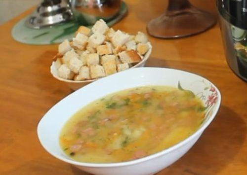 Zuppa di piselli deliziosa e soddisfacente in una pentola a cottura lenta: una ricetta con foto passo dopo passo.