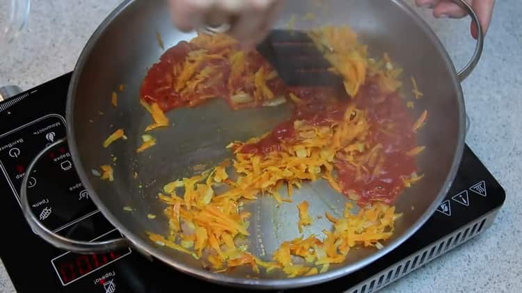 Unire gli ingredienti per preparare il sugo per le cotolette