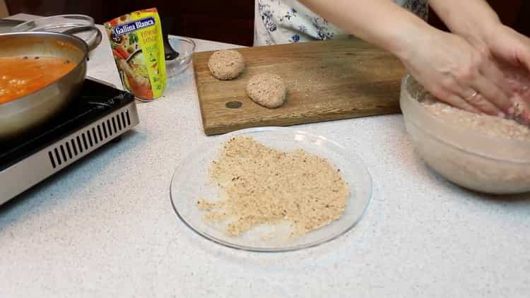 Preparare l'impanatura per preparare le cotolette al sugo