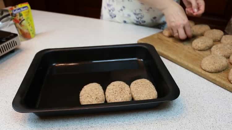 Formare le cotolette e metterle su una teglia