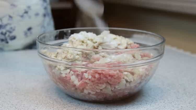 Preparare la carne macinata per la cottura delle cotolette al sugo