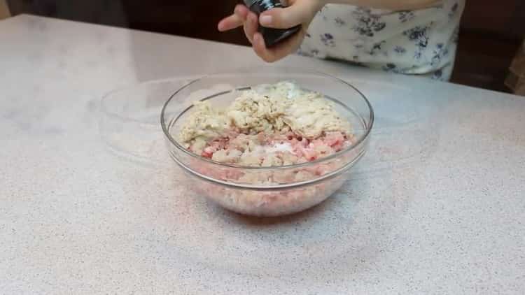 Aggiungi le spezie per preparare la carne macinata.