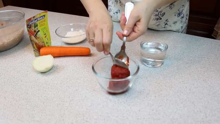 Prepara gli ingredienti per la salsa.