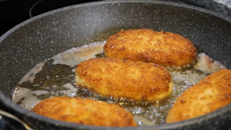 Per preparare le cotolette di pollo, preriscaldare la padella