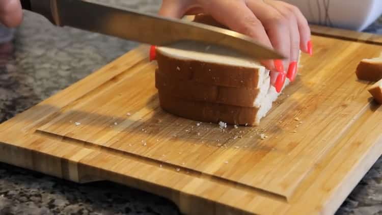 Per la preparazione di cotolette di pollo tritate, preparare il pane