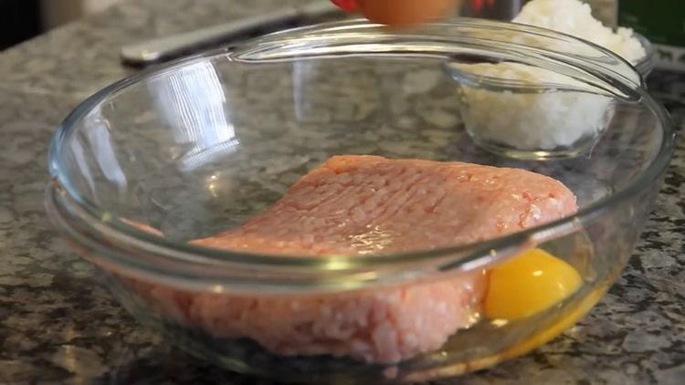 Per la preparazione di cotolette di pollo tritate, preparare la carne macinata