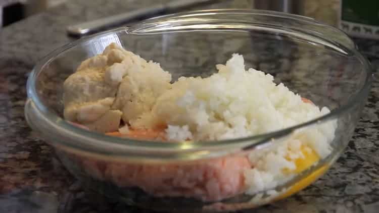 Per la preparazione di cotolette di pollo tritate, unire gli ingredienti