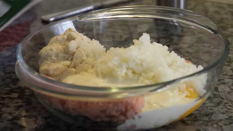 Per la preparazione di cotolette di pollo tritate, aggiungere la panna