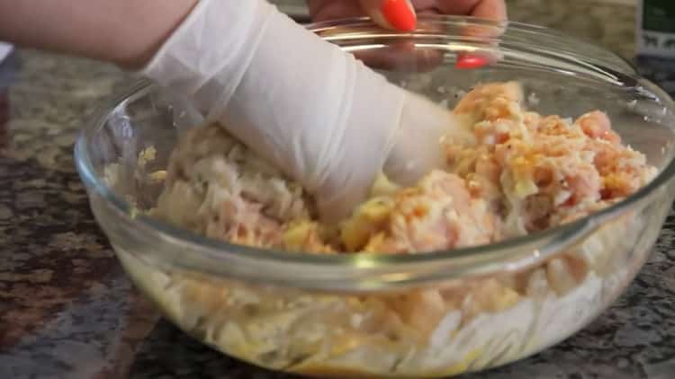 Per la preparazione di cotolette di pollo tritate, sbattere la carne macinata