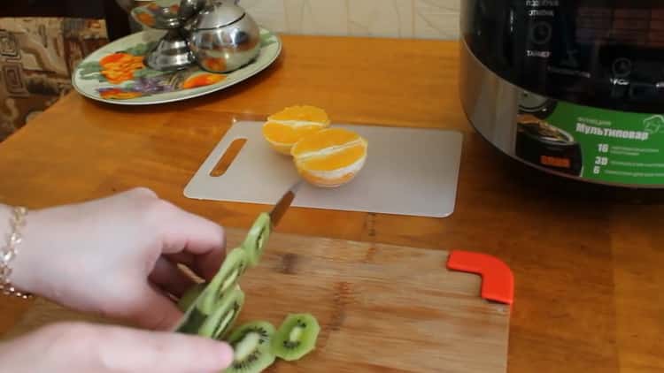 Per preparare una torta al miele in una pentola a cottura lenta, tagliare la frutta