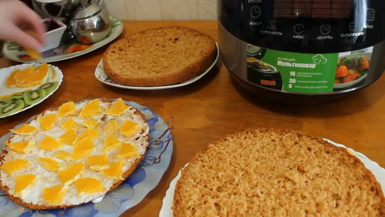 Per preparare una torta al miele in una pentola a cottura lenta, ricopri le torte di panna