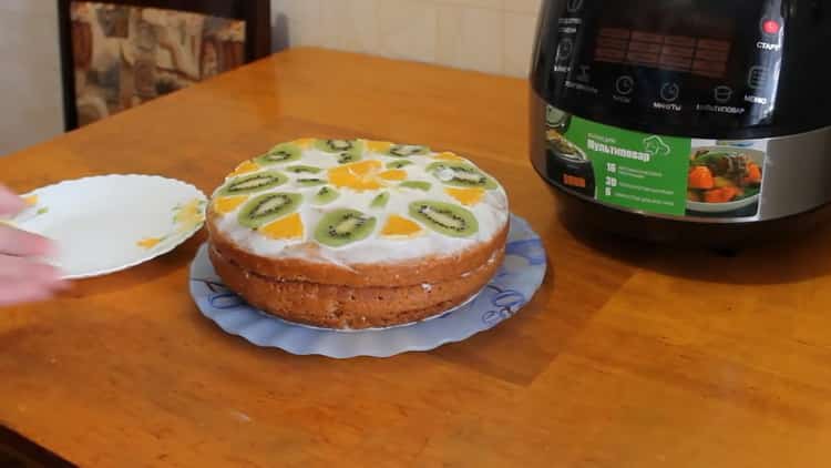 La deliziosa torta di miele in una pentola a cottura lenta è pronta