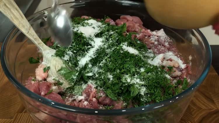 Unire gli ingredienti per la preparazione di cotolette