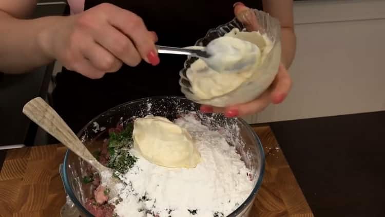 Aggiungi la maionese per fare le cotolette