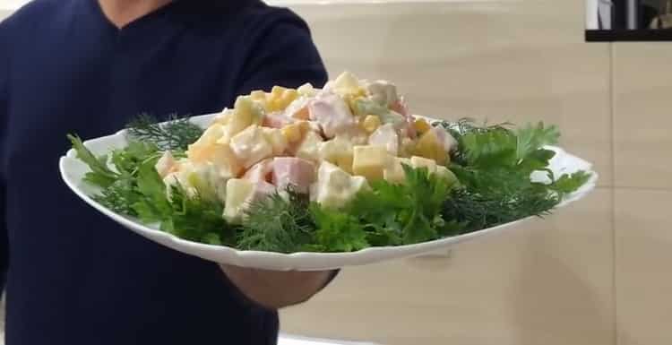 Insalata deliziosa con pollo e mais dell'ananas pronti