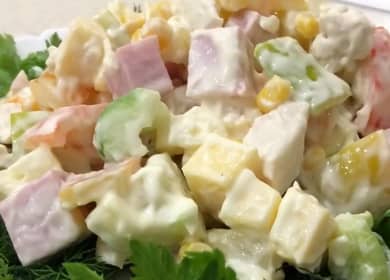 Deliziosa insalata con pollo all'ananas e mais - assolutamente facile