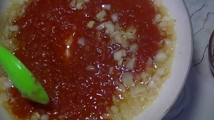 Mescola gli ingredienti per preparare la zuppa di maiale kharcho