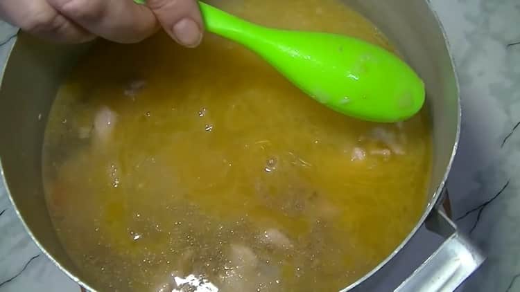 Aggiungi acqua nella padella e porta ad ebollizione