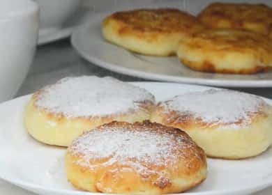 Come cucinare le torte di formaggio in padella secondo la ricetta classica con una foto