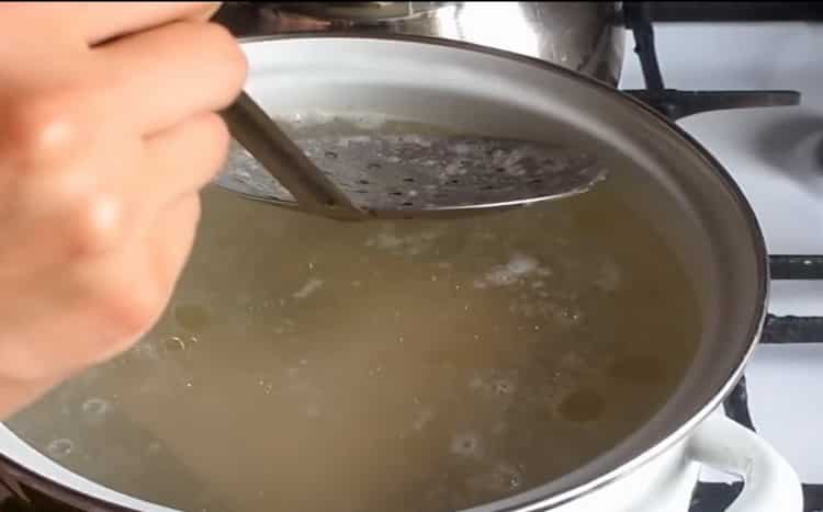 Per preparare la zuppa di formaggio con funghi, preparare tutti gli ingredienti