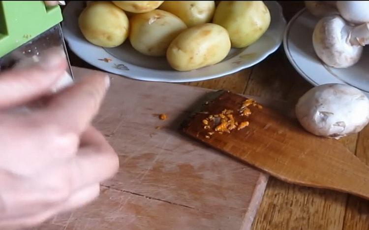 Per preparare la zuppa di formaggio con i funghi, tritare i funghi