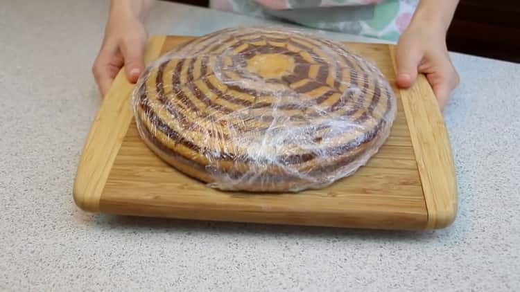 Per fare una torta zebra, raffredda la torta