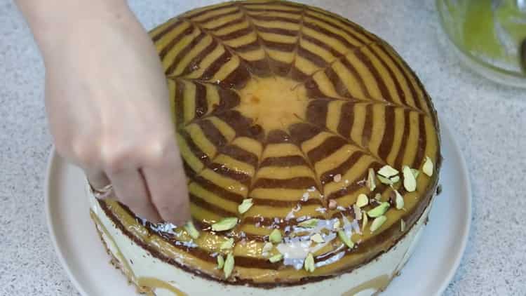 Una deliziosa torta zebra preparata secondo una ricetta passo-passo con una foto è pronta