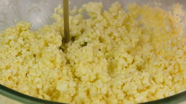 Per preparare la torta di Napoleone in una padella, aggiungi la ricotta all'impasto