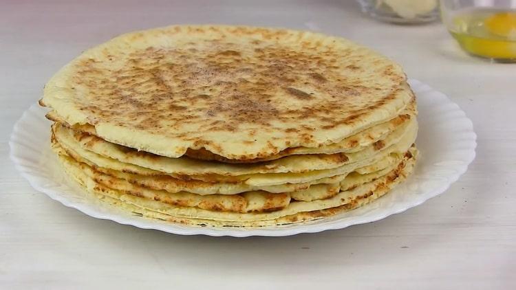 Per preparare una torta napoleonica in padella, metti le torte su un piatto