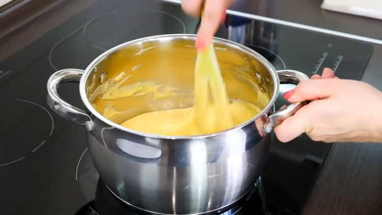 Per fare la torta di Napoleone, aggiungi tutti gli ingredienti di crema pasticcera nella padella