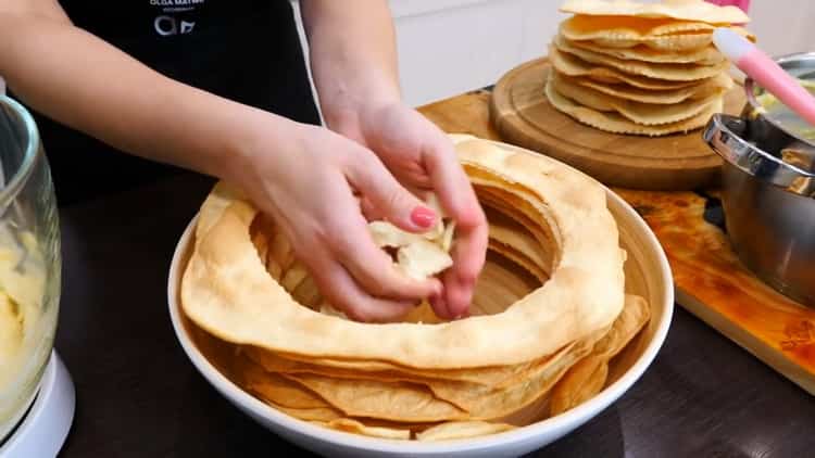 Macina le briciole per fare la torta alla crema di Napoleone