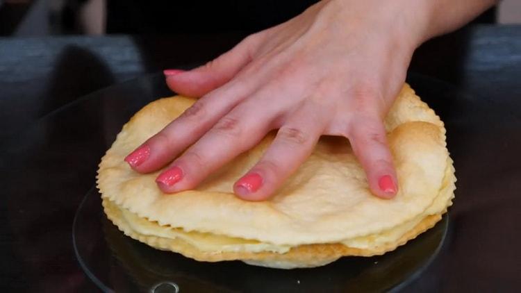 Per preparare la torta alla crema di Napoleone, controlla la prontezza della torta