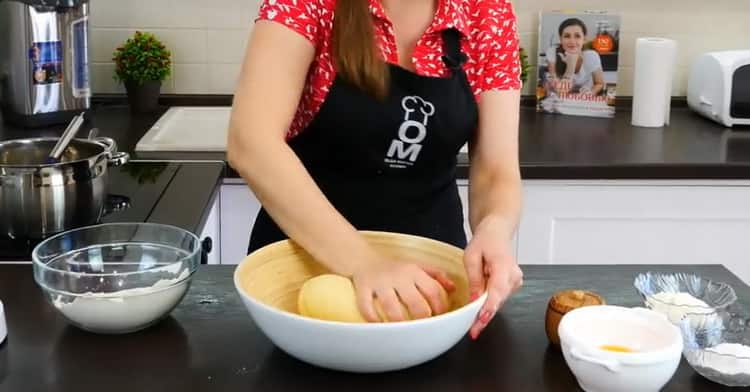 Per fare la torta di Napoleone con crema pasticcera, impastare la pasta