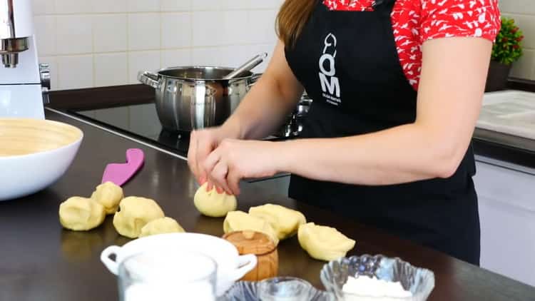 Per fare la torta di Napoleone con crema pasticcera, dividi l'impasto