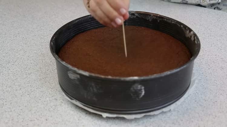 Per fare la torta di un uccello a casa, controlla la prontezza della torta