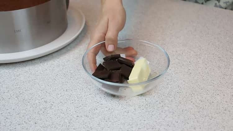 Per fare la torta di un uccello, sciogli gli ingredienti della glassa a casa.