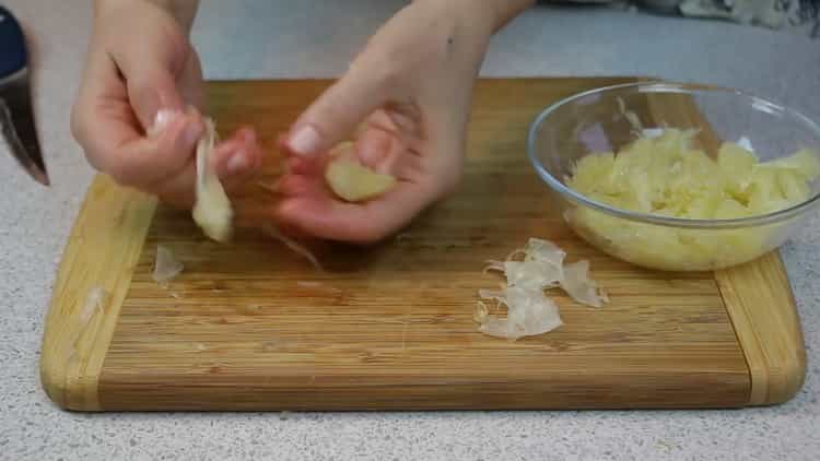 Per fare la torta di un uccello, pulisci il limone a casa.