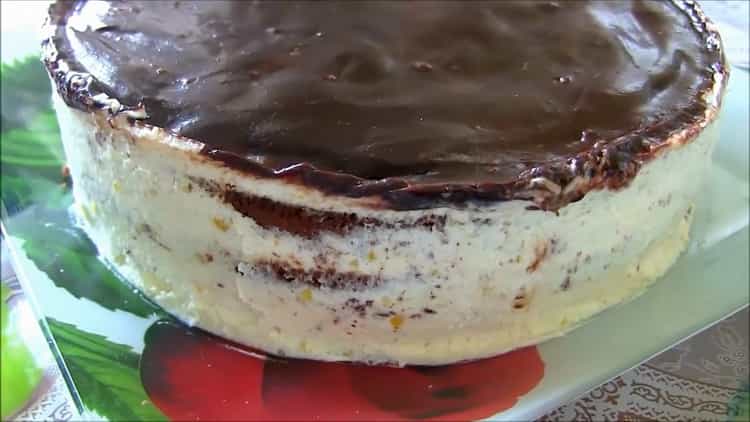 La deliziosa torta di latte di uccelli con semola e limone è pronta