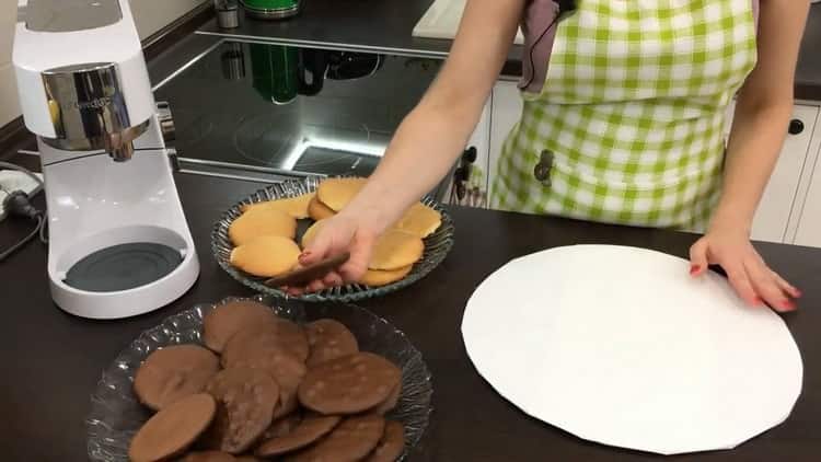 Per fare una torta con panna acida: preparare un biscotto