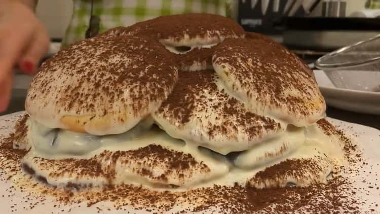 Per fare una torta con panna acida: grattugiare il cioccolato