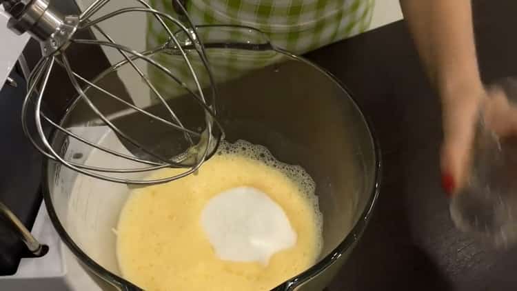 Per preparare una torta di tartaruga con panna acida, preparare gli ingredienti