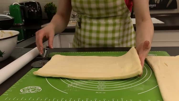 Per preparare una torta con cavolo e uova nel forno, preparare l'impasto